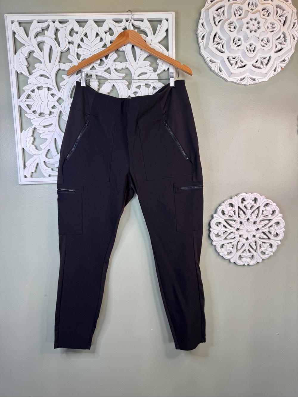 Athleta Black Cargo Utility Pants Size 20 Zip Pockets High Rise